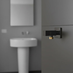 Válvula escuadra modelo deco con mando redondo, negro, ½ x 3/8 pulg