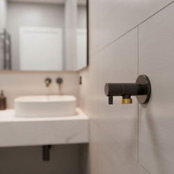 Válvula escuadra modelo deco con mando cuadrado, negro, ½ x ½ pulg