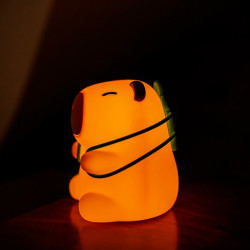 Lámpara nocturna led rgb recargable modelo capibara turista